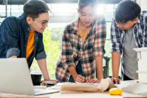 Tim bekerja sama menghasilkan ide kreatif